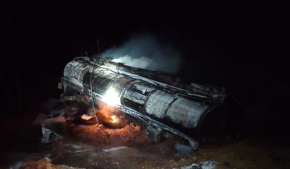 Motorista morreu após explosão de caminhão carregado de gasolina. (Foto: Corpo de Bombeiros de Minas Gerais) Motorista morreu após explosão de caminhão carregado de gasolina. (Foto: Corpo de Bombeiros de Minas Gerais)