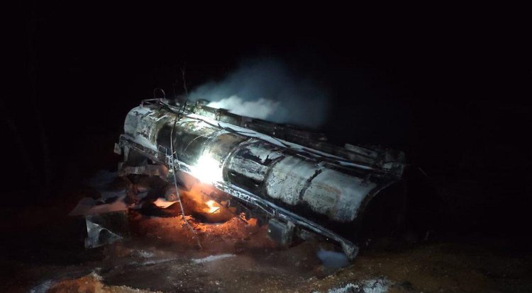 Motorista morreu após explosão de caminhão carregado de gasolina.