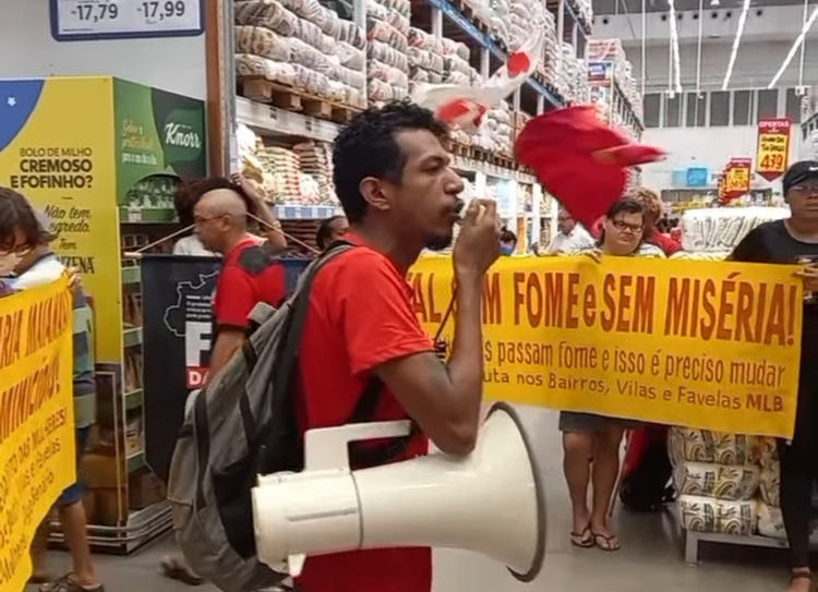 Movimento realiza manifestação em supermercado de Teresina