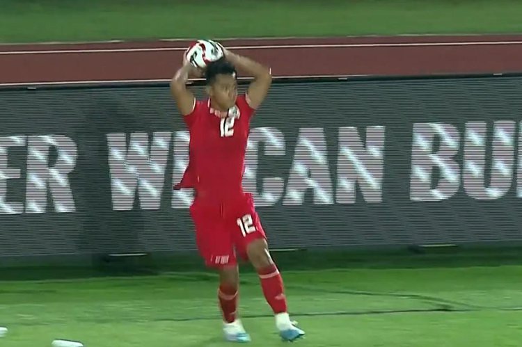 Muhammad Ferrari marca em arremesso lateral na Indonésia