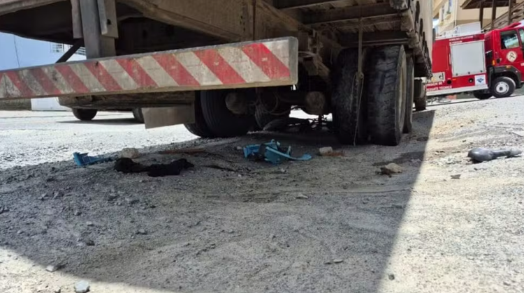 Mulher e enteada morrem ao serem atropeladas por caminhão.