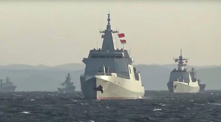 Navios chineses realizam exercícios militares próximos a Taiwan, em maio de 2022.