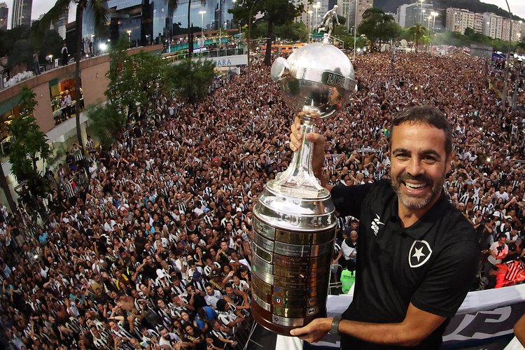 O clube planeja enviar uma proposta de renovação para o treinador.