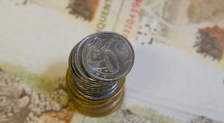 O décimo terceiro salário só será pago integralmente a quem trabalha há pelo menos um ano na mesma empresa