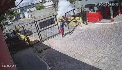 O menino integra uma escolinha de futsal em um projeto social do Sport Club do Recife, onde encontrou o objeto. (Foto: Reprodução) O menino integra uma escolinha de futsal em um projeto social do Sport Club do Recife, onde encontrou o objeto. (Foto: Reprodução)