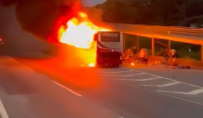 Ônibus pega fogo na rodovia Fernão Dias, em Mairiporã (SP), durante briga entre torcidas organizadas do Palmeiras e do Cruzeiro. (Foto: Reprodução / Redes Sociais) Ônibus pega fogo na rodovia Fernão Dias, em Mairiporã (SP), durante briga entre torcidas organizadas do Palmeiras e do Cruzeiro. (Foto: Reprodução / Redes Sociais)
