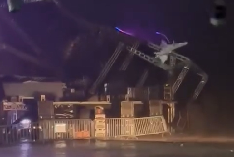 Palco desabou durante a chuva