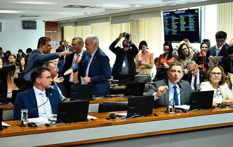 PEC das Praias: Adiamento gera polêmica sobre privatização e acesso