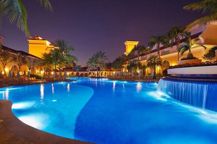 Piscina do hotel Royal Palm Plaza Resort de Campinas.