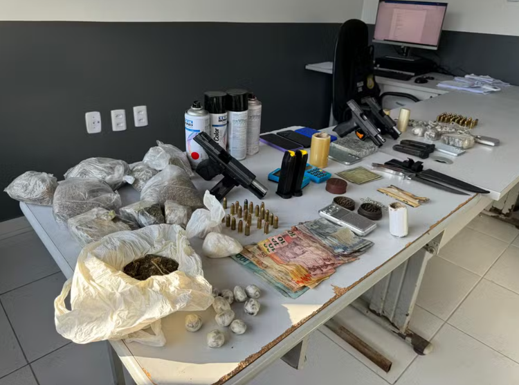 Polícia apreendeu armas, drogas e outros materiais durante as operações.
