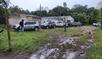 Polícia Militar acredita que vítimas tenham sido enforcadas. (Foto: Rinaldo Rori/TV Tribuna) Polícia Militar acredita que vítimas tenham sido enforcadas. (Foto: Rinaldo Rori/TV Tribuna)