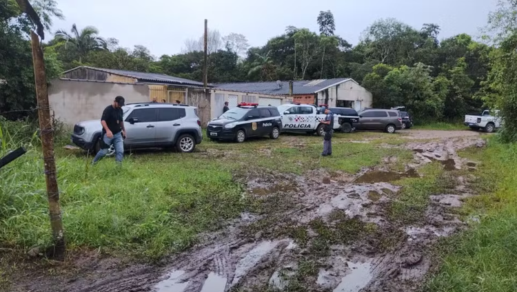 Polícia Militar acredita que vítimas tenham sido enforcadas.