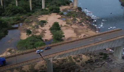 Ponte Juscelino Kubitschek de Oliveira, que liga as cidades de Aguiarnópolis (TO) e Estreito (MA), desabou ontem (22). (Foto: REPRODUÇÃO: @vshenrique) Ponte Juscelino Kubitschek de Oliveira, que liga as cidades de Aguiarnópolis (TO) e Estreito (MA), desabou ontem (22). (Foto: REPRODUÇÃO: @vshenrique)