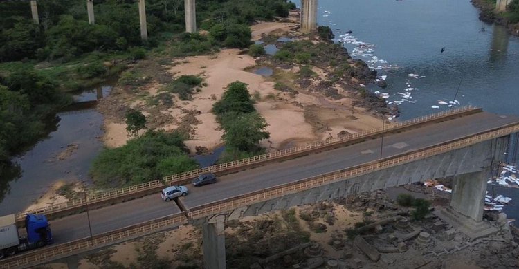Ponte Juscelino Kubitschek de Oliveira, que liga as cidades de Aguiarnópolis (TO) e Estreito (MA), desabou ontem (22).