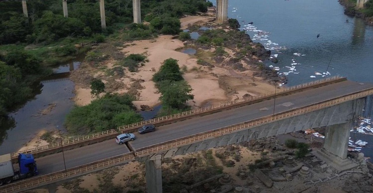 Ponte Juscelino Kubitschek de Oliveira, que liga as cidades de Aguiarnópolis (TO) e Estreito (MA), desabou ontem (22).