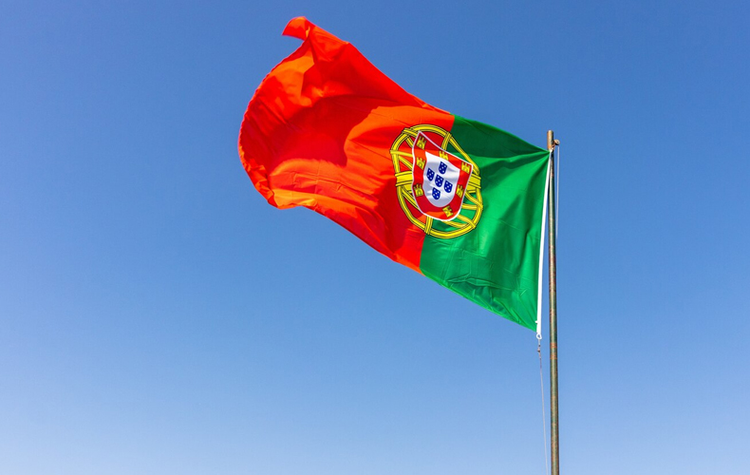 Portugal facilita residência para brasileiros e amplia validade de documentos.