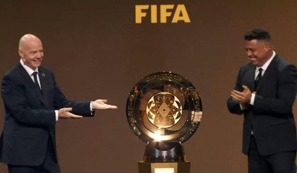 Presidente da Fifa, Gianni Infantino apresenta o troféu do Mundial de Clubes ao lado de Ronaldo. (Foto: Fifa) Presidente da Fifa, Gianni Infantino apresenta o troféu do Mundial de Clubes ao lado de Ronaldo. (Foto: Fifa)