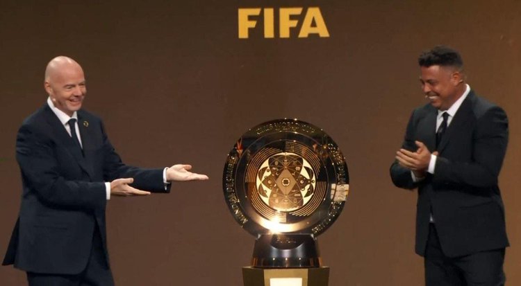 Presidente da Fifa, Gianni Infantino apresenta o troféu do Mundial de Clubes ao lado de Ronaldo.