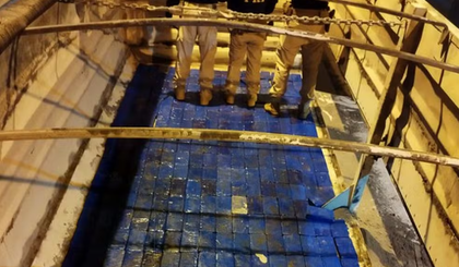 PRF encontrou droga em compartimento oculto do caminhão. (Foto: Reprodução)