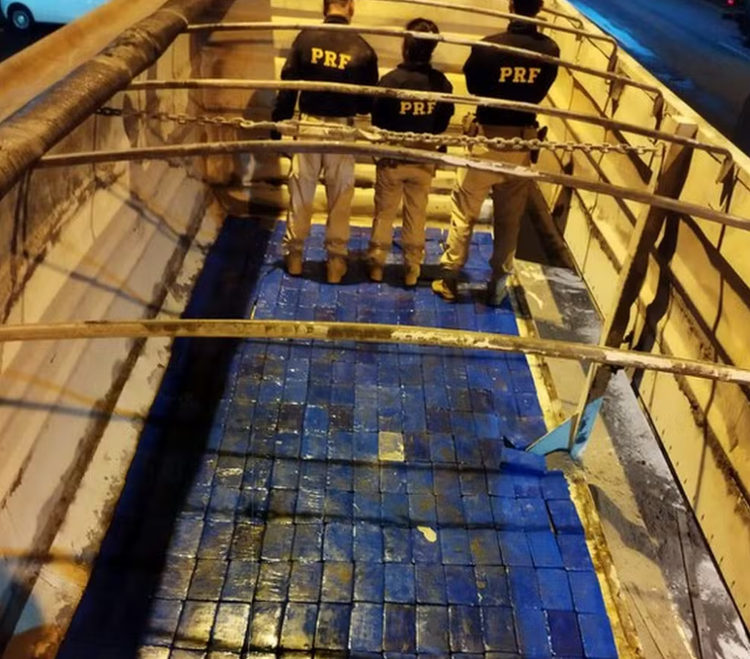 PRF encontrou droga em compartimento oculto do caminhão.