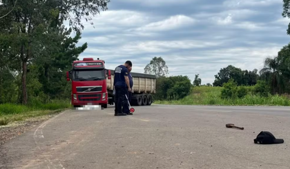Principal hipótese é que homem foi atropelado ao verificar falha mecânica do veículo. (Foto: Eduardo Wachholtz/Grupo Arauto) Principal hipótese é que homem foi atropelado ao verificar falha mecânica do veículo. (Foto: Eduardo Wachholtz/Grupo Arauto)