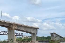 Queda de ponte na BR-226 interrompe trânsito entre Tocantins e Maranhão. (Foto: Reprodução) Queda de ponte na BR-226 interrompe trânsito entre Tocantins e Maranhão. (Foto: Reprodução)