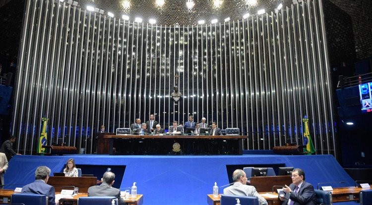 Senados durante votações no plenário nesta quinta-feira (12)