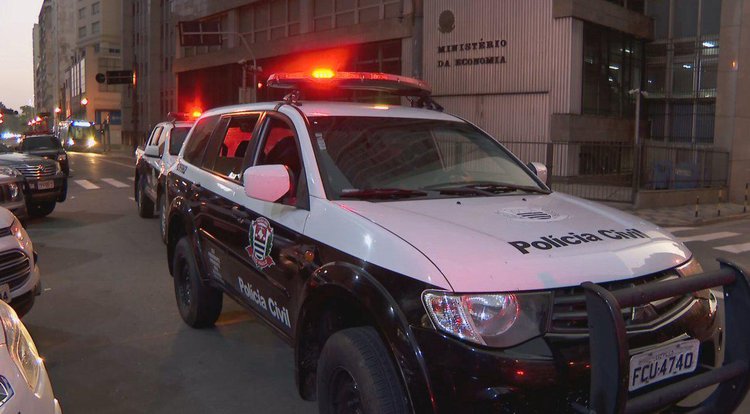 Suspeito prestou depoimento no DHPP e segue preso.