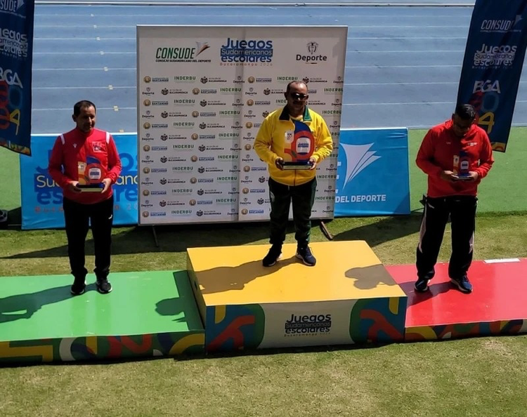 Técnico de garoto viral no salto com vara é eleito o melhor do Sul-Americano