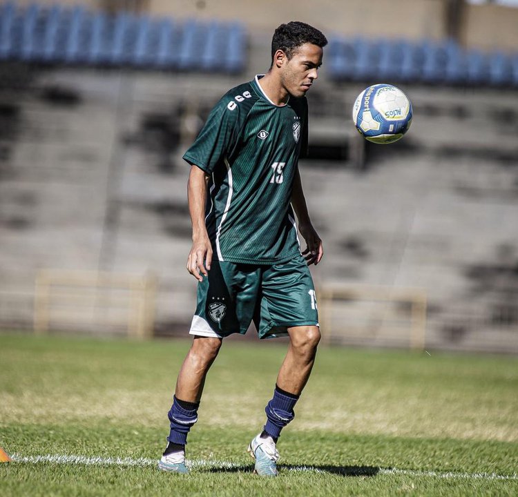 Treino do Altos, Gean, lateral-direito do Altos.