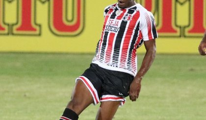 Vinicius Balotelli em Santa Cruz x Vitória-PE (Foto: Marlon Costa / Pernambuco Press) Vinicius Balotelli em Santa Cruz x Vitória-PE (Foto: Marlon Costa / Pernambuco Press)