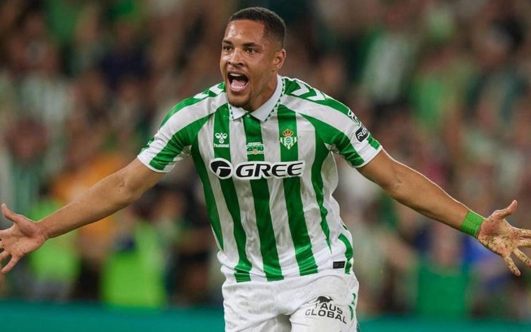 Vitor Roque comemora gol marcado pelo Betis