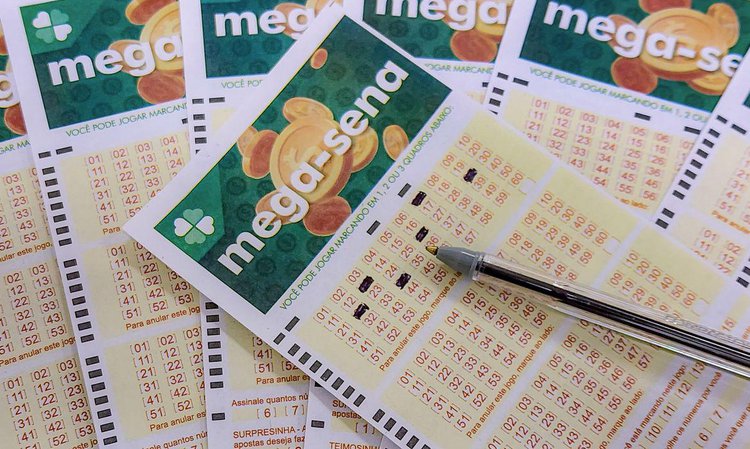Volantes da Mega Sena sendo preenchidos para apostas em casas lotéricas da Caixa.