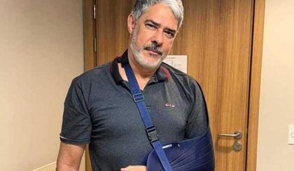 William Bonner posa de tipoia (Foto: Reprodução / Redes Sociais)