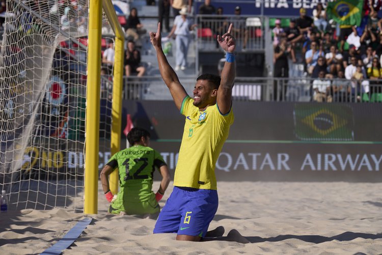 Brendo comemora o quinto gol do Brasil