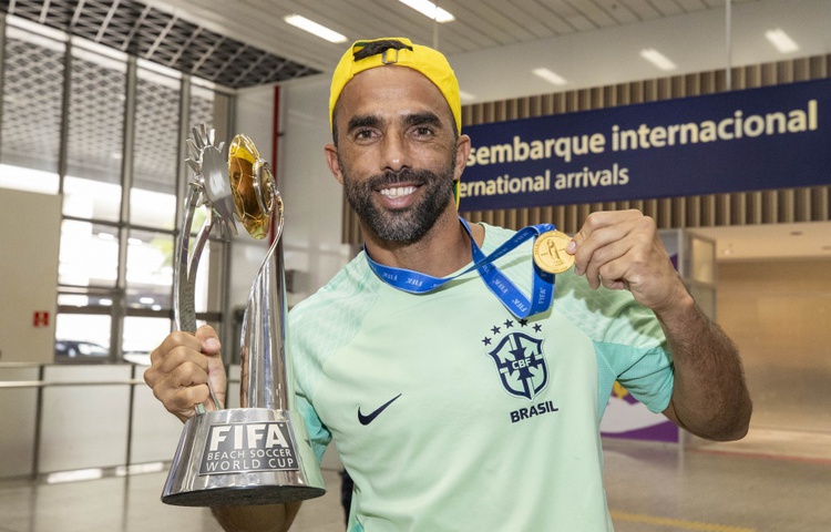 Bruno Xavier com a taça e a medalha da Copa do Mundo de Beach Soccer