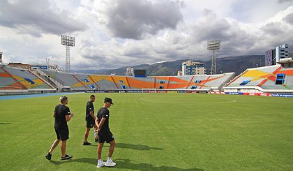 Elenco alvinegro faz reconhecimento do gramado do estádio Félix Capriles (Foto: Vítor Silva/Reprodução/Instagram/BFR)