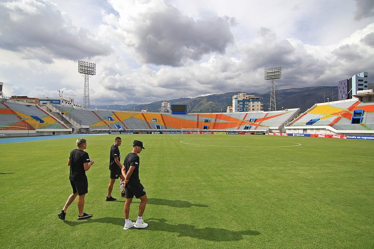 Elenco alvinegro faz reconhecimento do gramado do estádio Félix Capriles