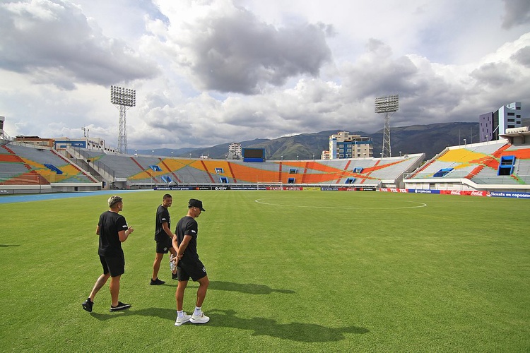 Elenco alvinegro faz reconhecimento do gramado do estádio Félix Capriles
