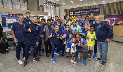 Hexacampeões foram recebidos com festa no Rio (Foto: Joilson Marconne/CBF)
