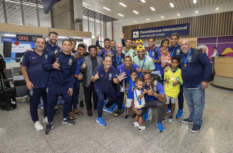 Hexacampeões foram recebidos com festa no Rio