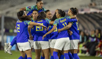 Jogadoras comemoram gol da Seleção diante da Colômbia (Foto: Leandro Lopes/CBF)