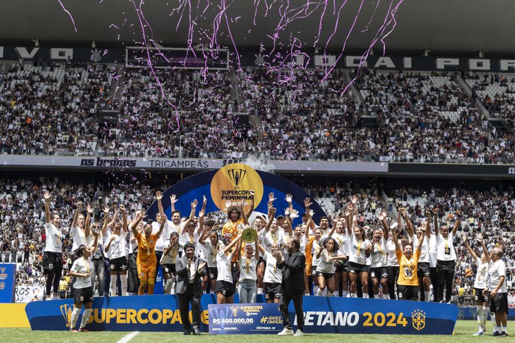 Jogadoras do Corinthians festejam título da Supercopa Feminina
