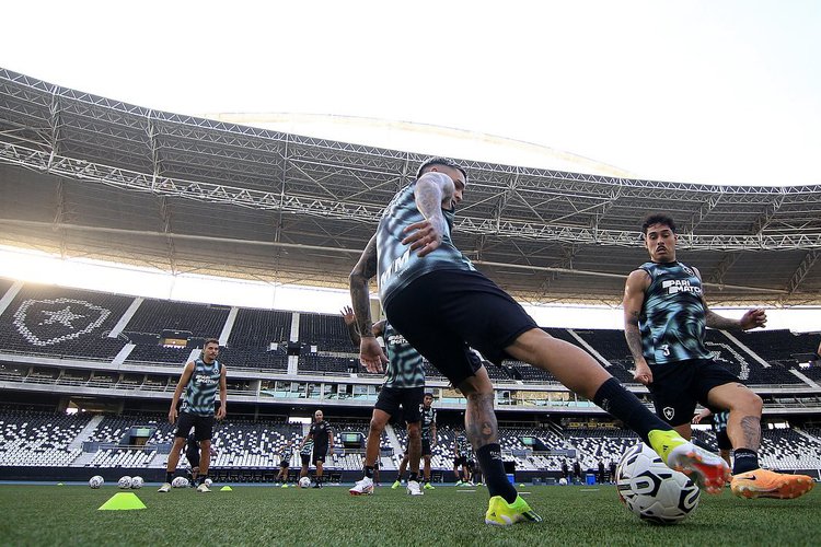 No estádio Nilton Santos, elenco alvinegro encerra preparação para duelo com o Aurora, pela Libertadores