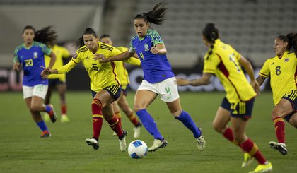 Rafaelle avança na partida contra a Colômbia (Foto: Leandro Lopes/CBF)