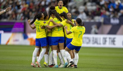Atletas comemoram um dos gols da Seleção contra o México (Foto: Leandro Lopes/CBF)