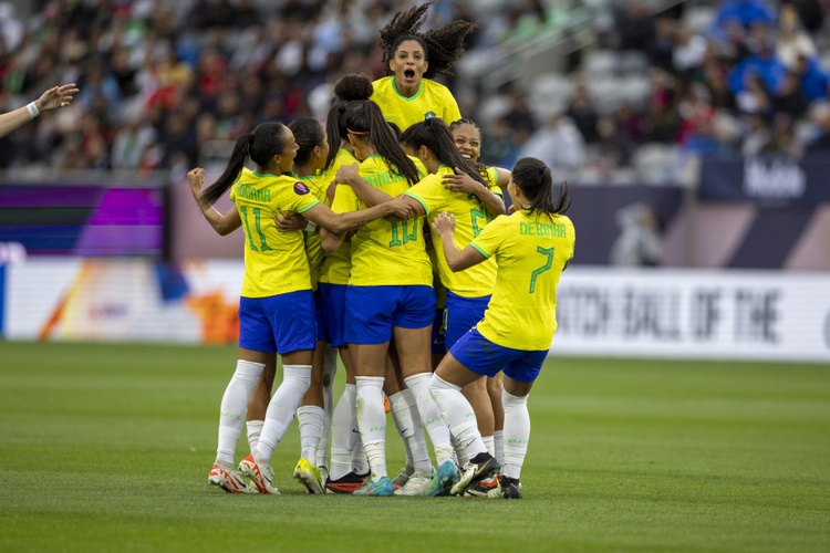 Atletas comemoram um dos gols da Seleção contra o México
