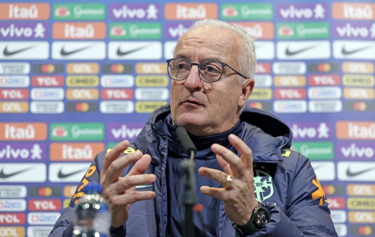 Dorival Júnior durante entrevista coletiva na véspera do amistoso com a Inglaterra