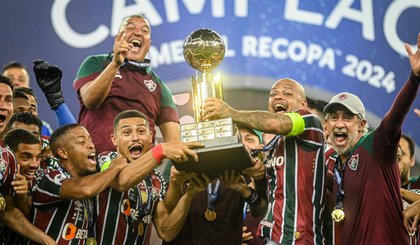 Jogadores do Fluminense levantam o troféu da Recopa (Foto: Staff Images/CONMEBOL)