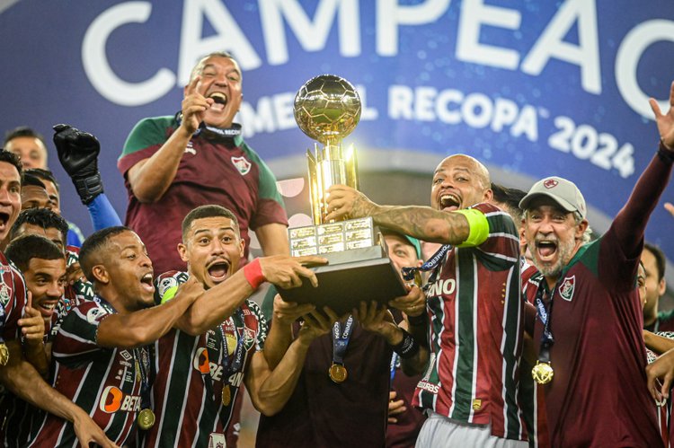 Jogadores do Fluminense levantam o troféu da Recopa